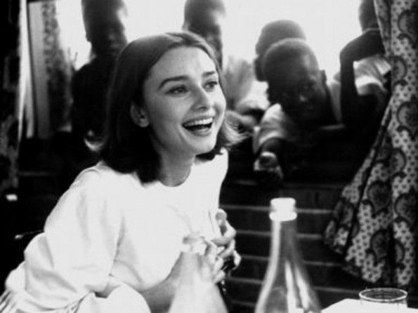Audrey-Hepburn-chatting-595x446