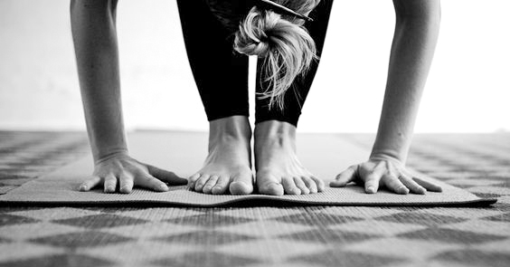 7 Posturas de Yoga Que Todo el Mundo Puede Hacer y Que Te Hacen Dormir Increible1